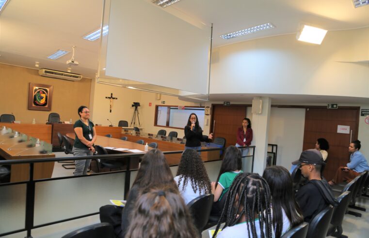 Viçosa: alunos do 9º ano da escola Santa Rita de Cássia visitam a Câmara de Vereadores