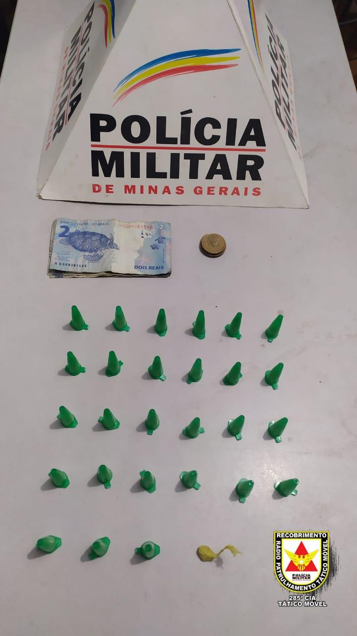 PM prende dois homens por tráfico de drogas em Ubá