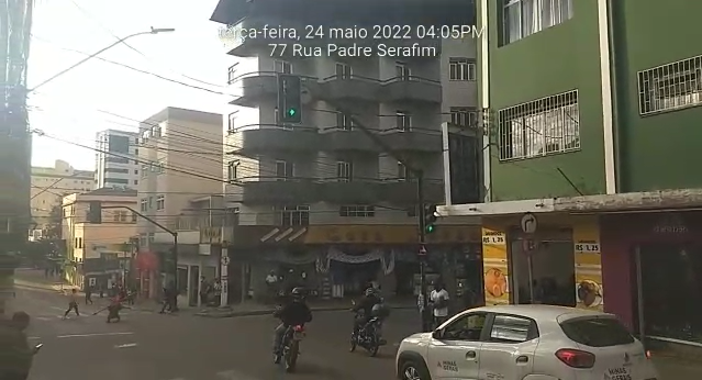 Diretoria de Trânsito de Viçosa faz reparo em semáforo que estava caindo, na Padre Serafim