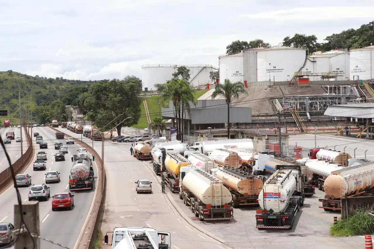 Tanqueiros sinalizam greve em MG por conta da alta do diesel