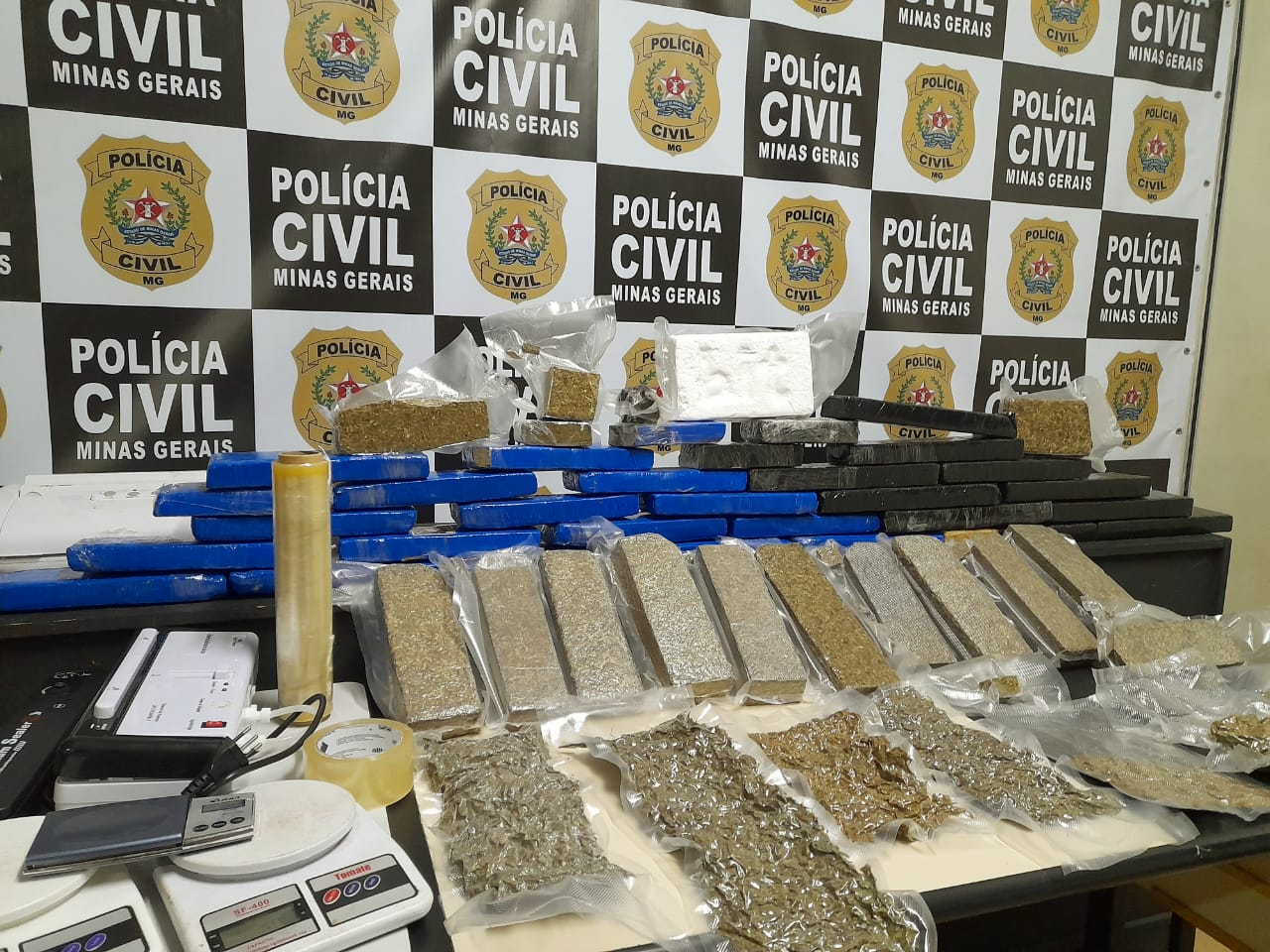 Polícia Civil prende três suspeitos e apreende 45 barras de maconha em operação em Juiz de Fora