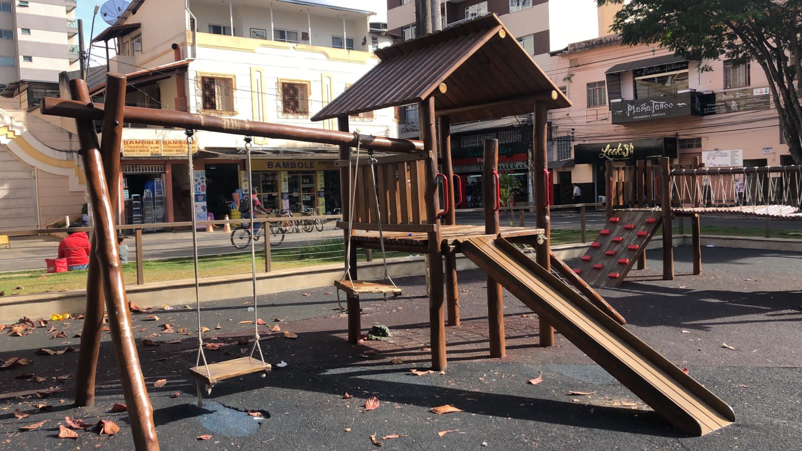 Defesa Civil de Viçosa interdita parquinho na Praça Silviano Brandão
