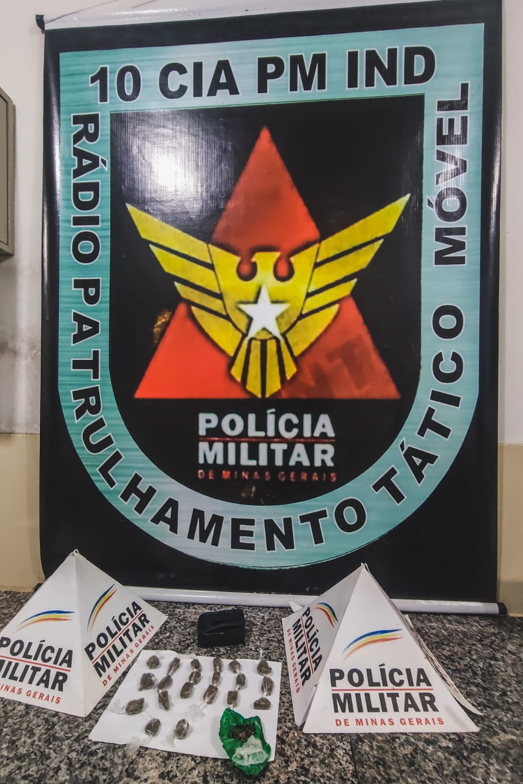 PM de Viçosa prende mulher com 21 buchas de maconha no bairro Bom Jesus