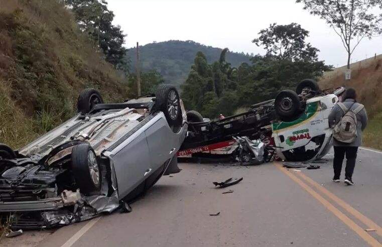 MG-447: três pessoas feridas em acidente entre dois carros e um caminhão-guincho na rodovia Ubá/Visconde do rio Branco