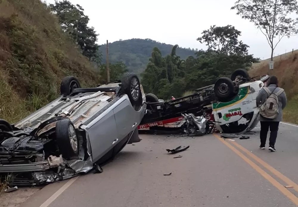 MG-447: três pessoas feridas em acidente entre dois carros e um caminhão-guincho na rodovia Ubá/Visconde do rio Branco