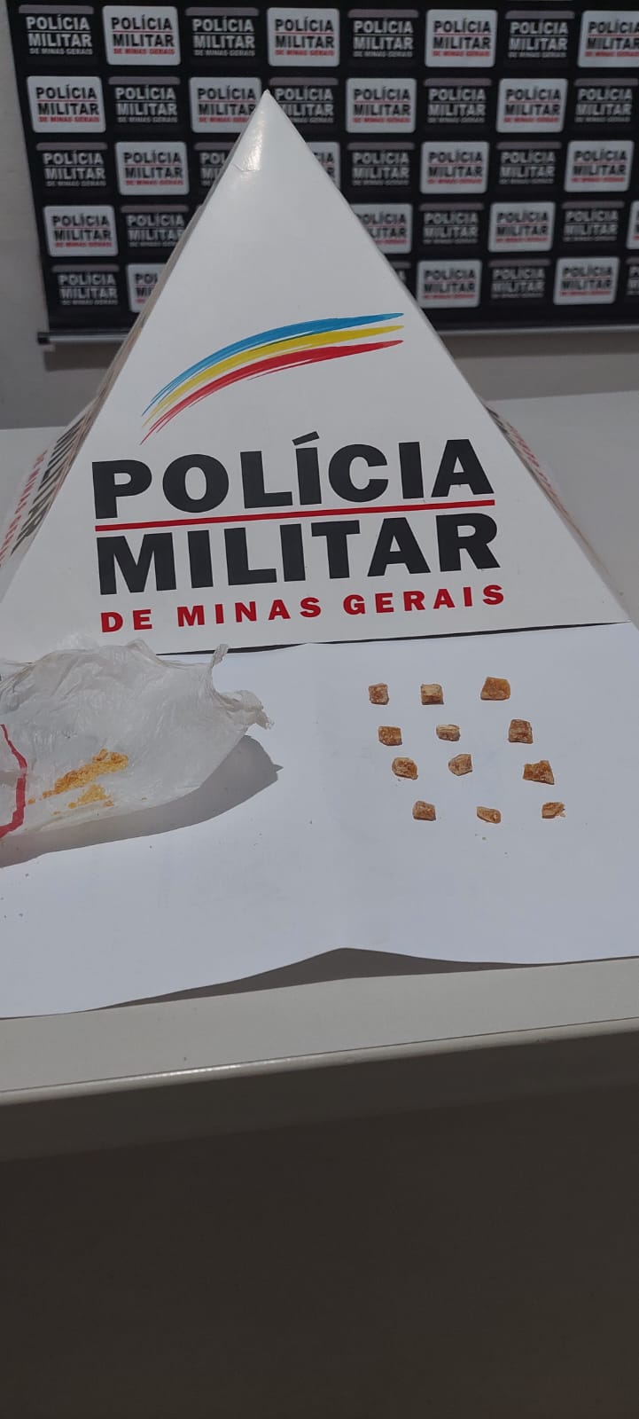 Adolescente de 17 anos é preso com 12 pedras de crack em Ponte Nova