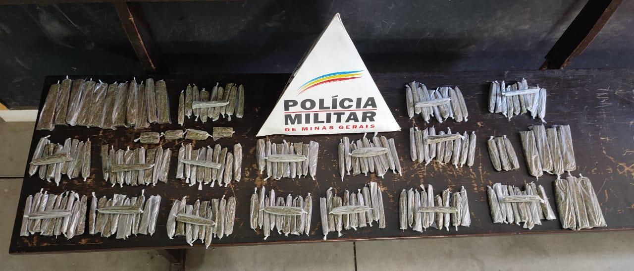 PM apreende homem com 185 recipientes plásticos com maconha em Ubá