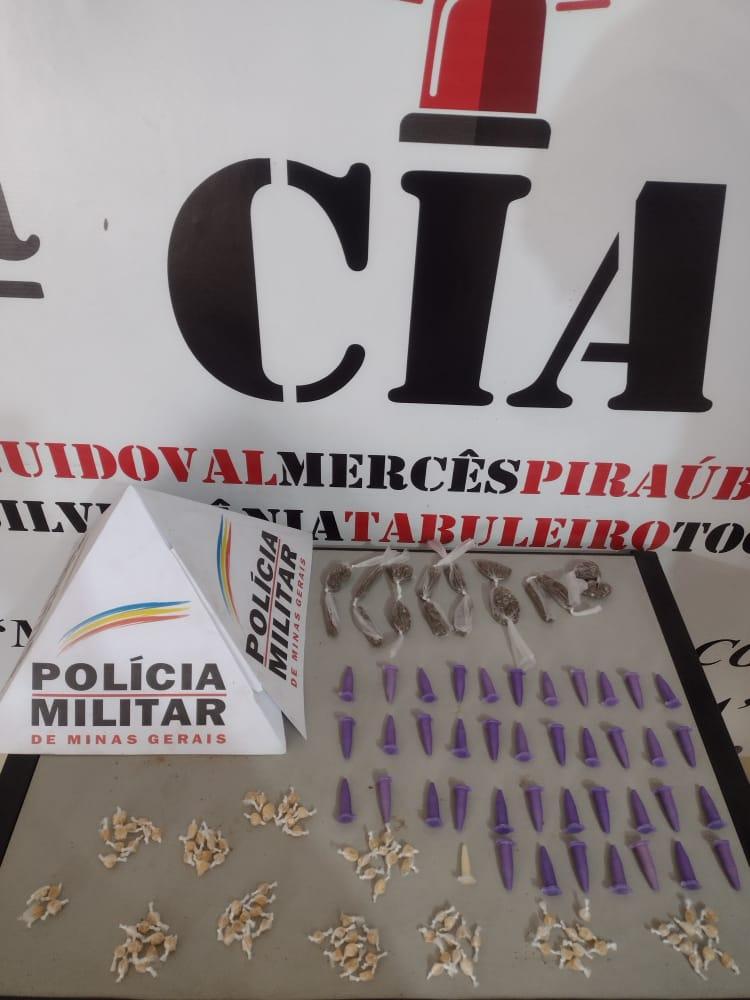 PM de Ubá aprende 104 pedras de crack, 16 buchas de maconha e 41 pinos de cocaína