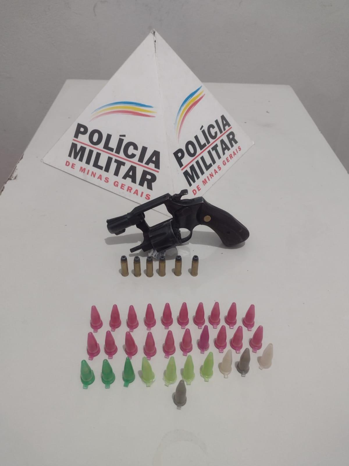 PM apreende um revólver e 31 pinos de cocaína em Visconde do Rio Branco
