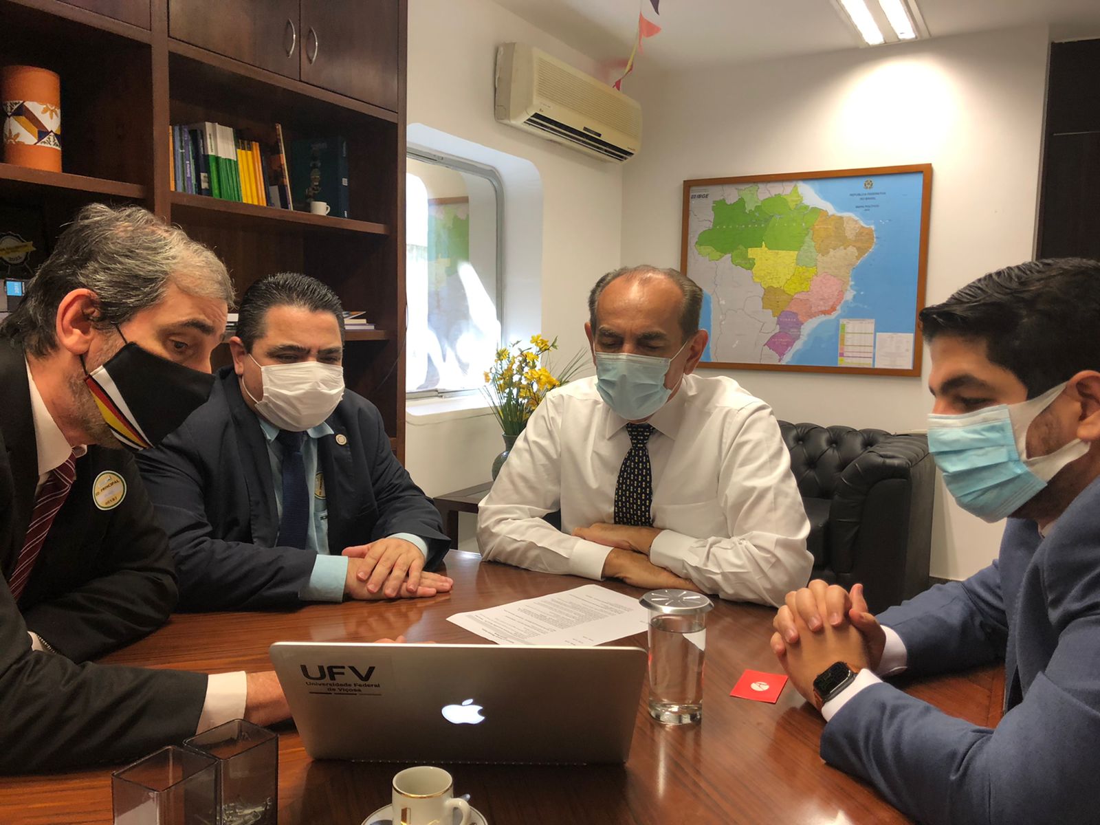 Reitor da UFV participa de reunião com senador para discussão dos cortes orçamentários