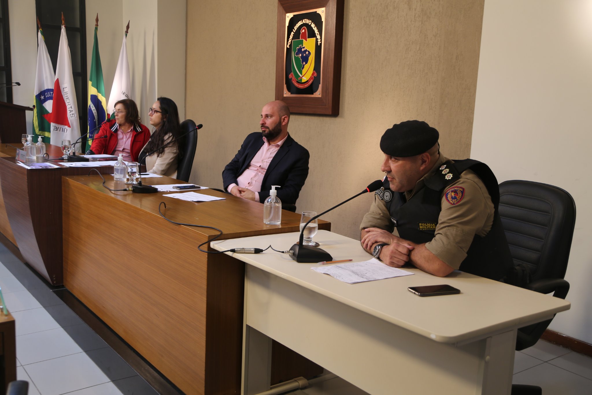 Comandante da PM de Viçosa responde questionamentos de vereadores na Câmara