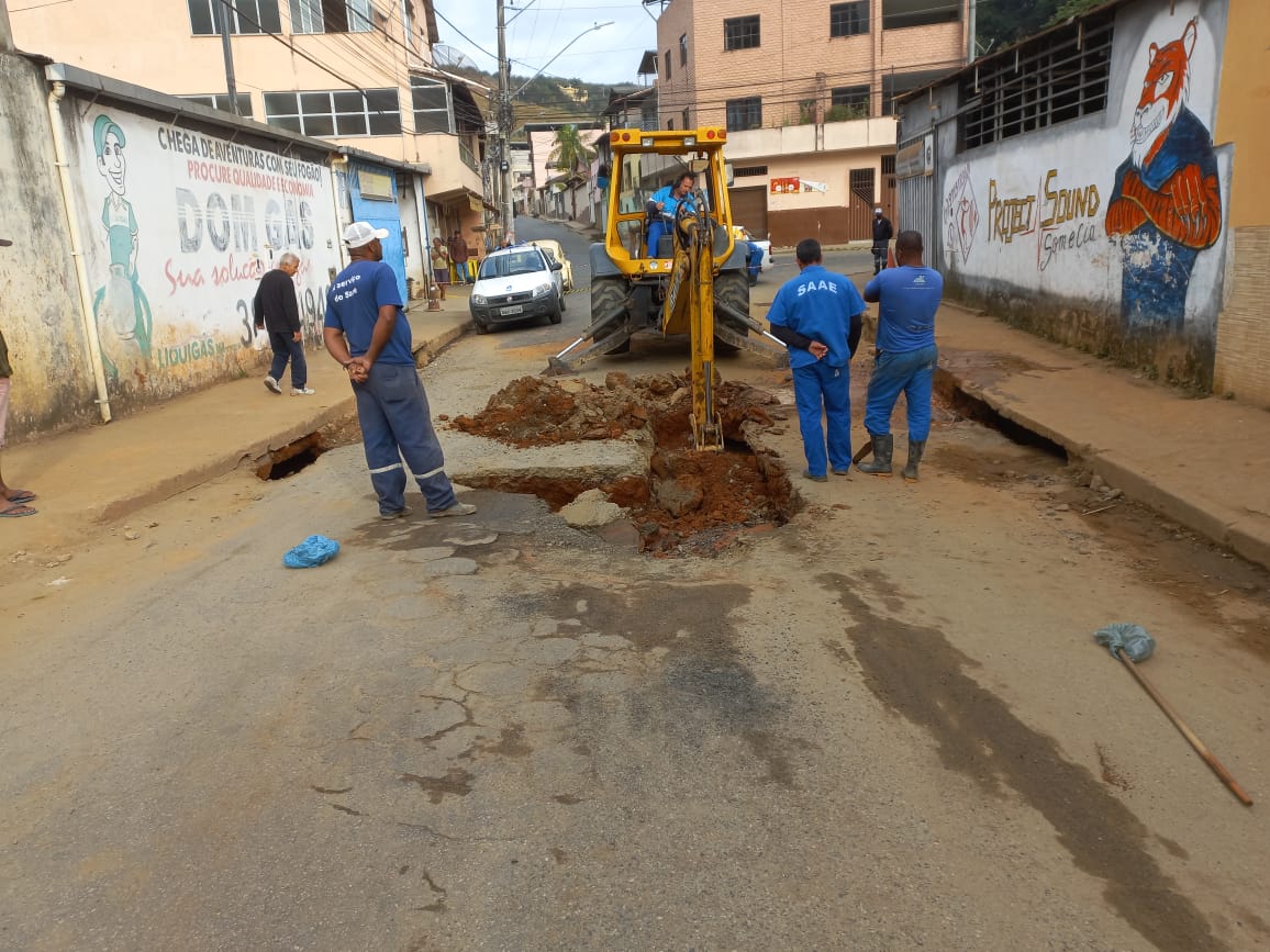 Adutora rompe e rua da Conceição é interditada