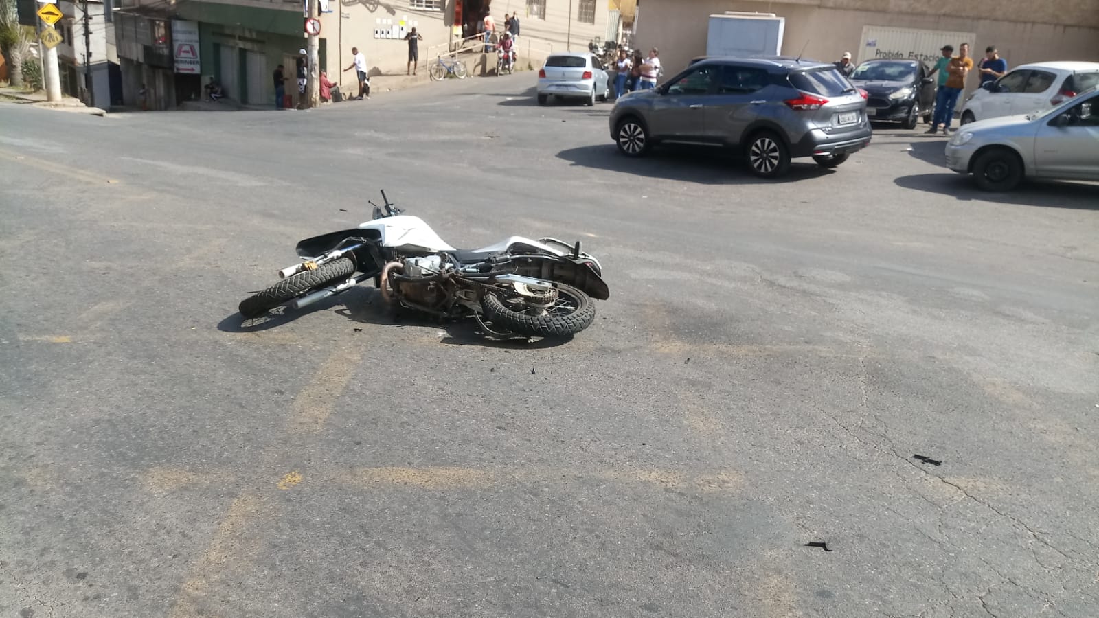 Viçosa: acidente entre moto e carro deixa jovem ferido