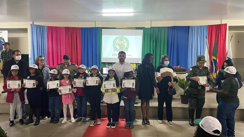 Viçosa: alunos do 4º ano da E.M Dr. Januário de Andrade Fontes participam da formatura do PROGEA