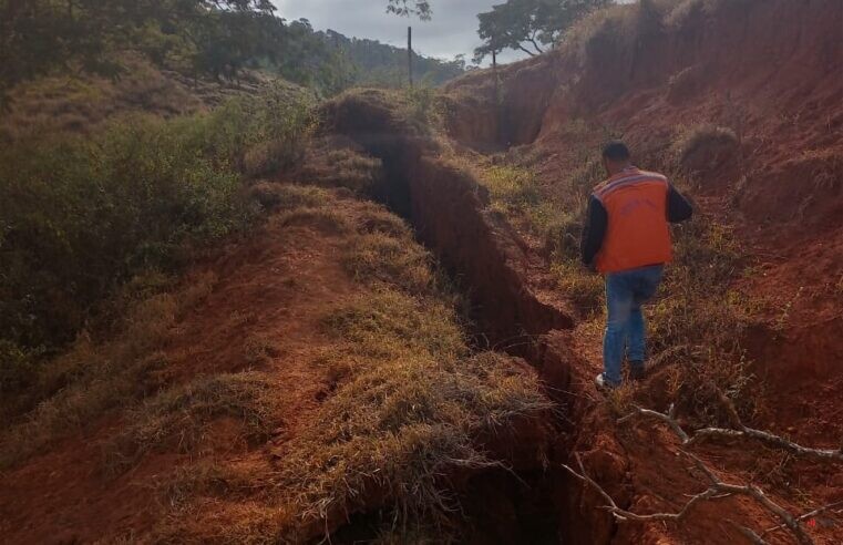 Viçosa: Defesa Civil interdita estrada de terra no Centev após desmoronamento de encosta