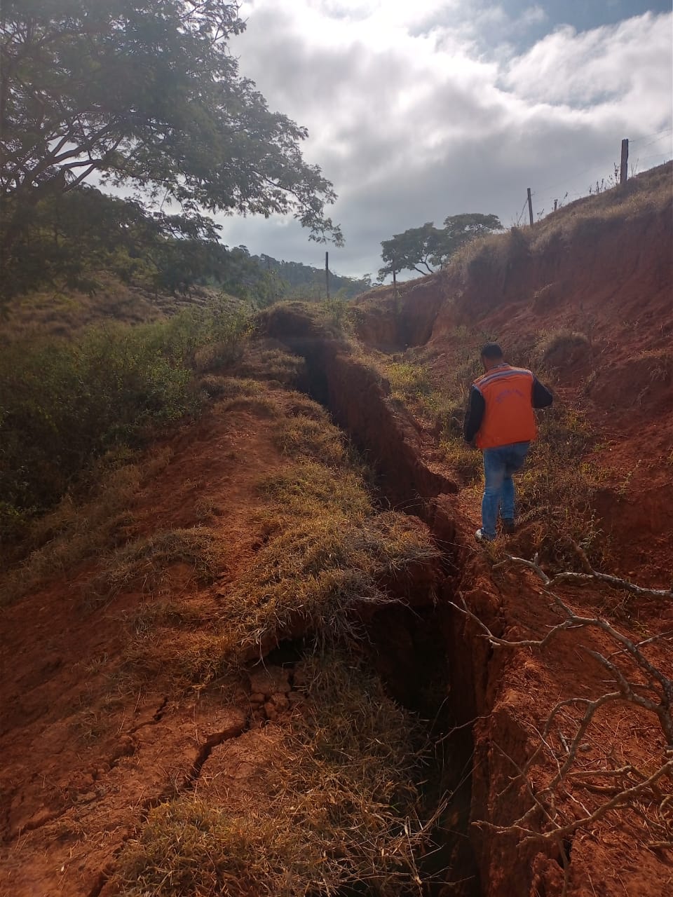 Viçosa: Defesa Civil interdita estrada de terra no Centev após desmoronamento de encosta