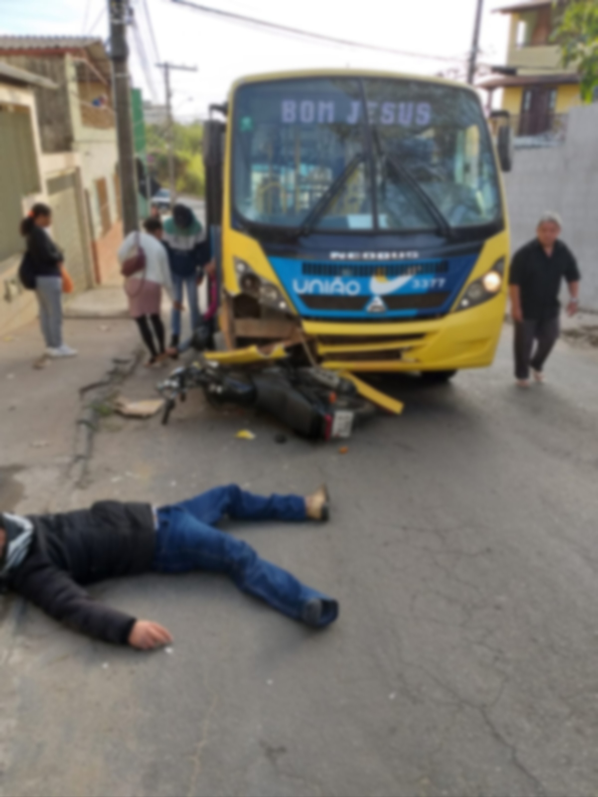 Homem fica gravemente ferido ao colidir motocicleta em ônibus