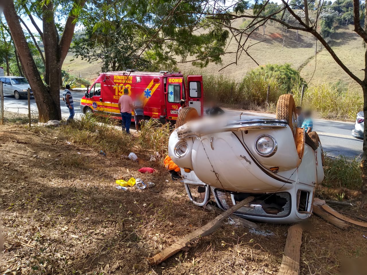 Capotamento na BR 120 entre Viçosa e Teixeiras deixa homem ferido