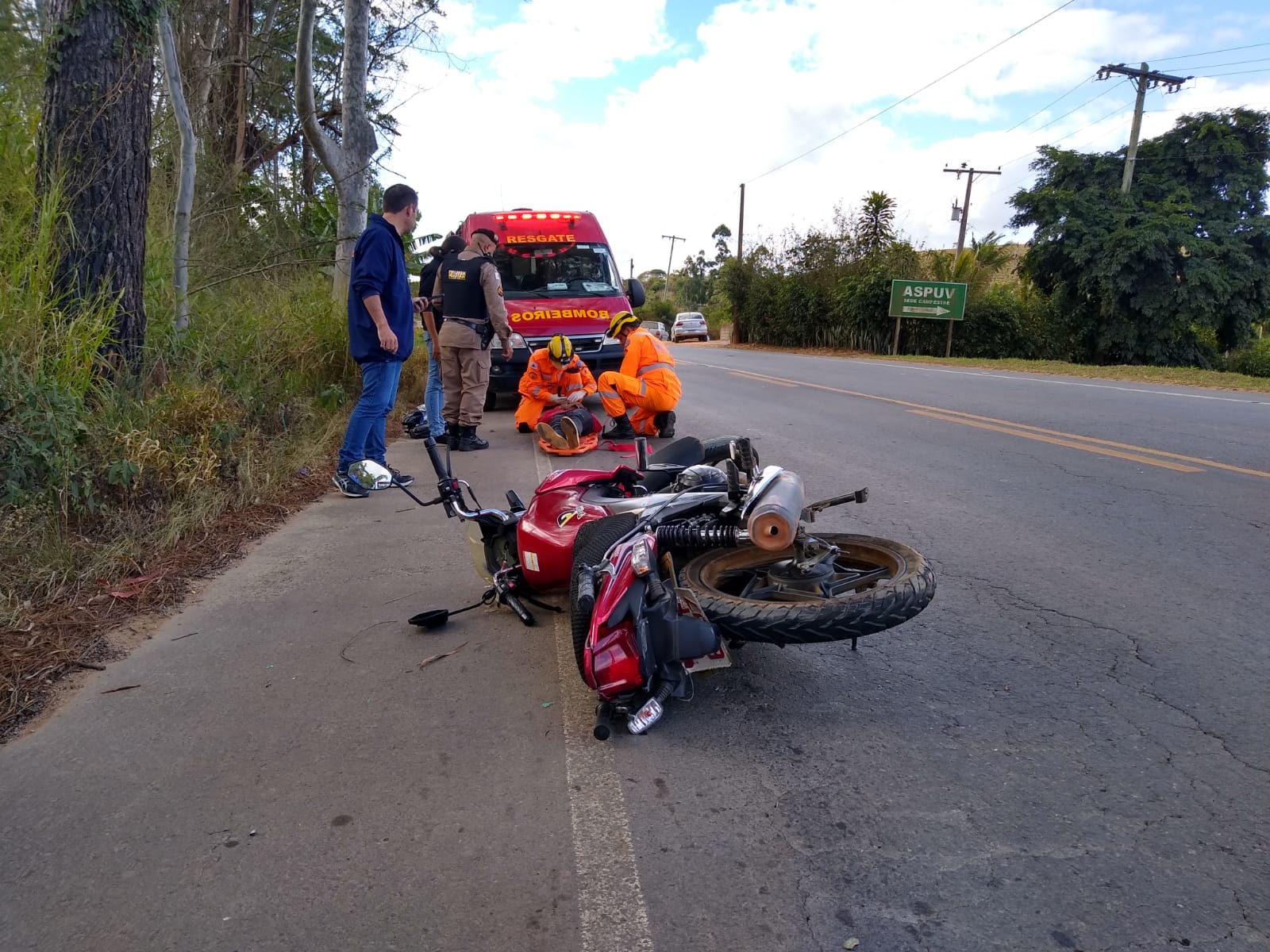 Colisão entre ônibus e moto deixa duas pessoas feridas na BR-120, entre Viçosa e Coimbra