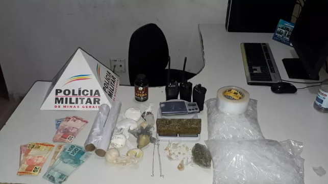 Drogas são apreendidas em terreno de residência em Visconde do Rio Branco