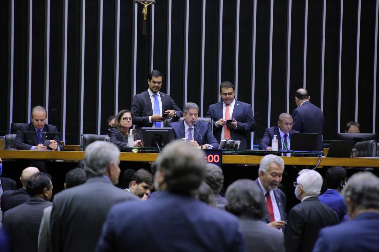 Plenário rejeita destaques à PEC do Estado de Emergência