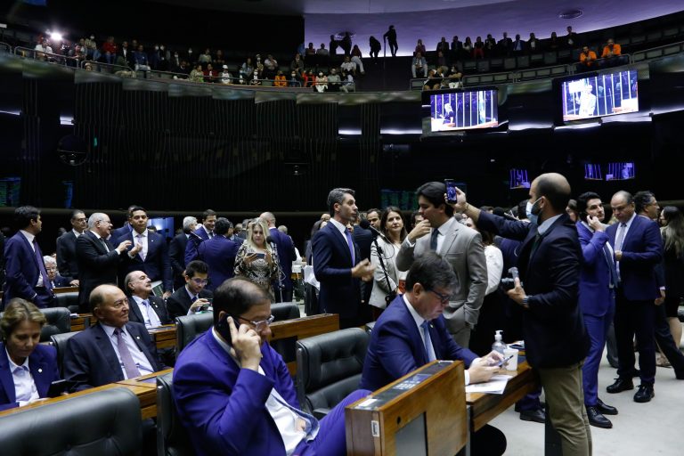 Câmara dos Deputados aprova em 1º turno texto-base da PEC do piso salarial da enfermagem