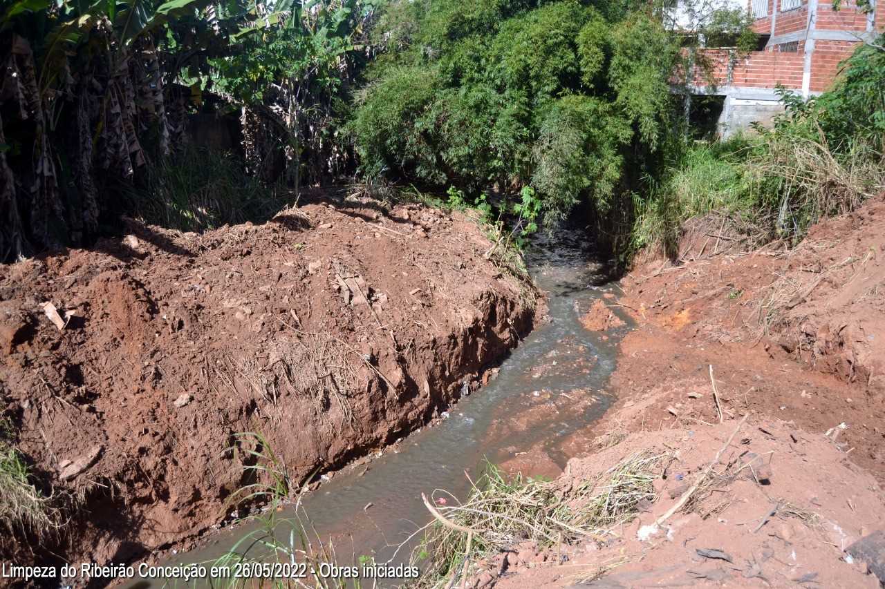 Prefeitura de Viçosa continua dragagem no Córrego da Conceição