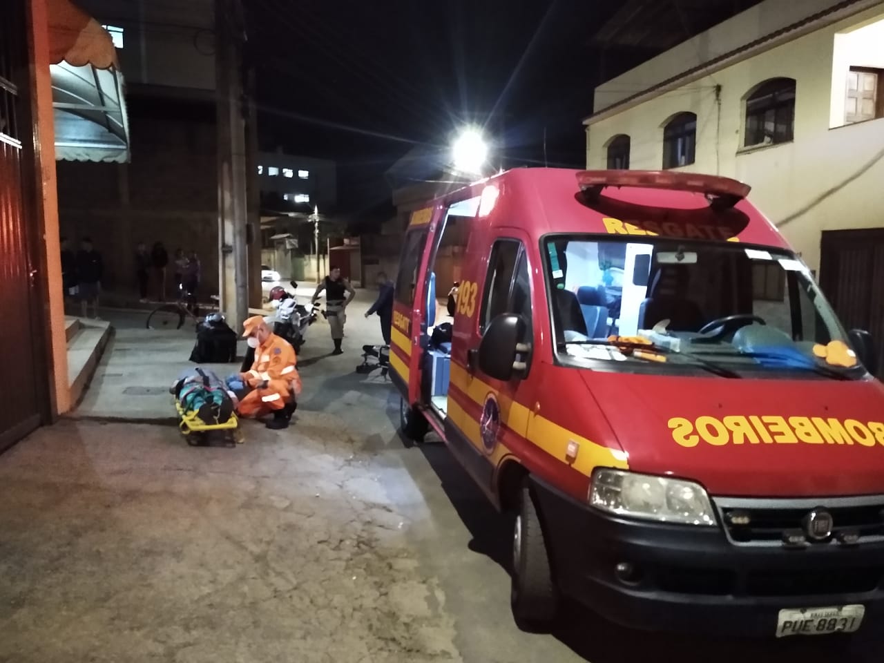 Mulher é atropelada por moto enquanto andava de bicicleta no Inácio Martins, em Viçosa