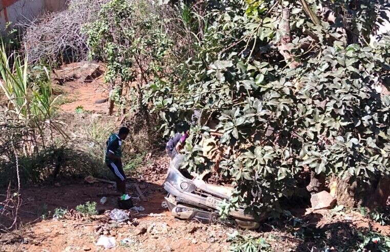 Viçosa: carro com seis pessoas capota no bairro São Sebastião