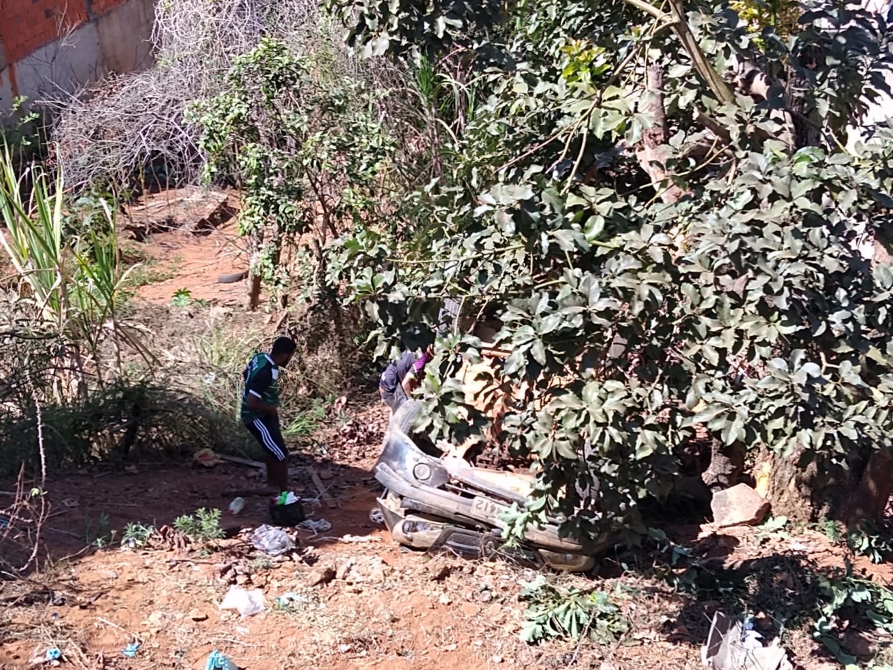 Viçosa: carro com seis pessoas capota no bairro São Sebastião
