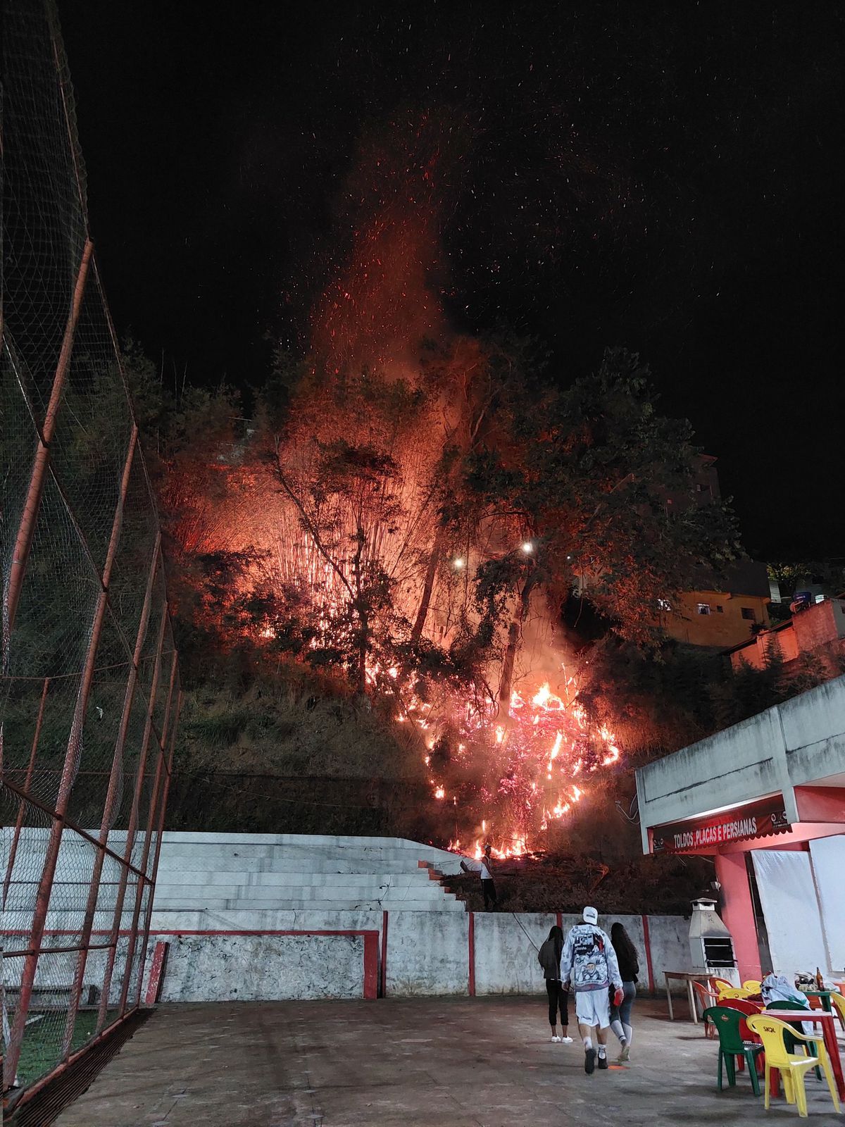 Viçosa: fogos de artifícios lançados por torcedor iniciaram incêndio atrás do Atlético Clube