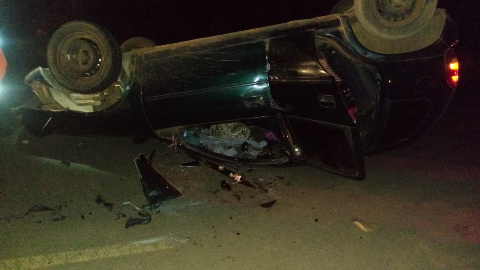Carro capota após acidente entre Viçosa e Canaã