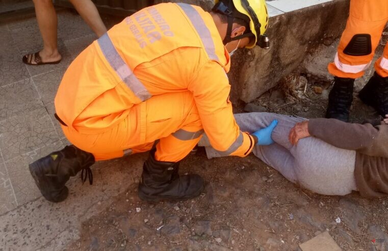 Idosa sofre queda na rua e precisa ser levada ao hospital