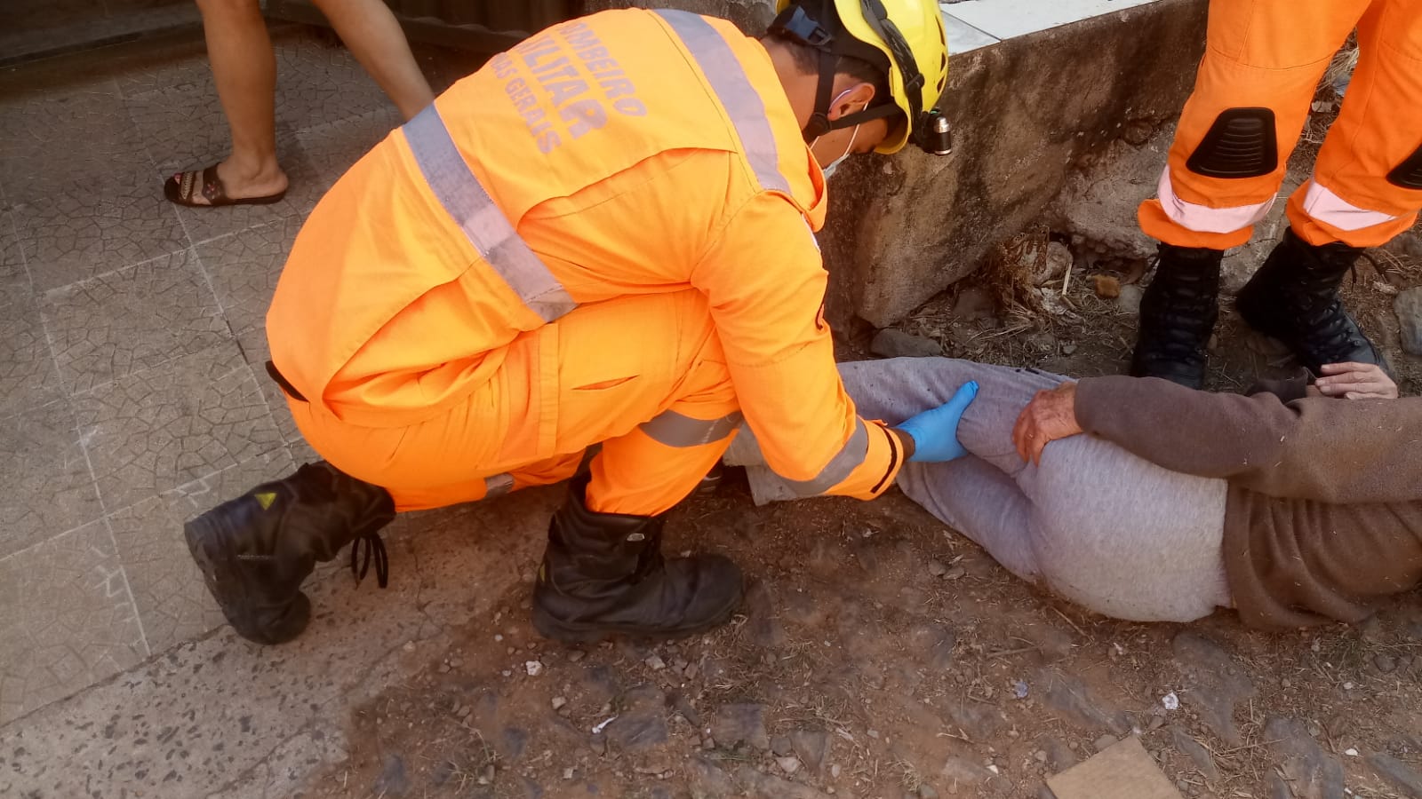 Idosa sofre queda na rua e precisa ser levada ao hospital