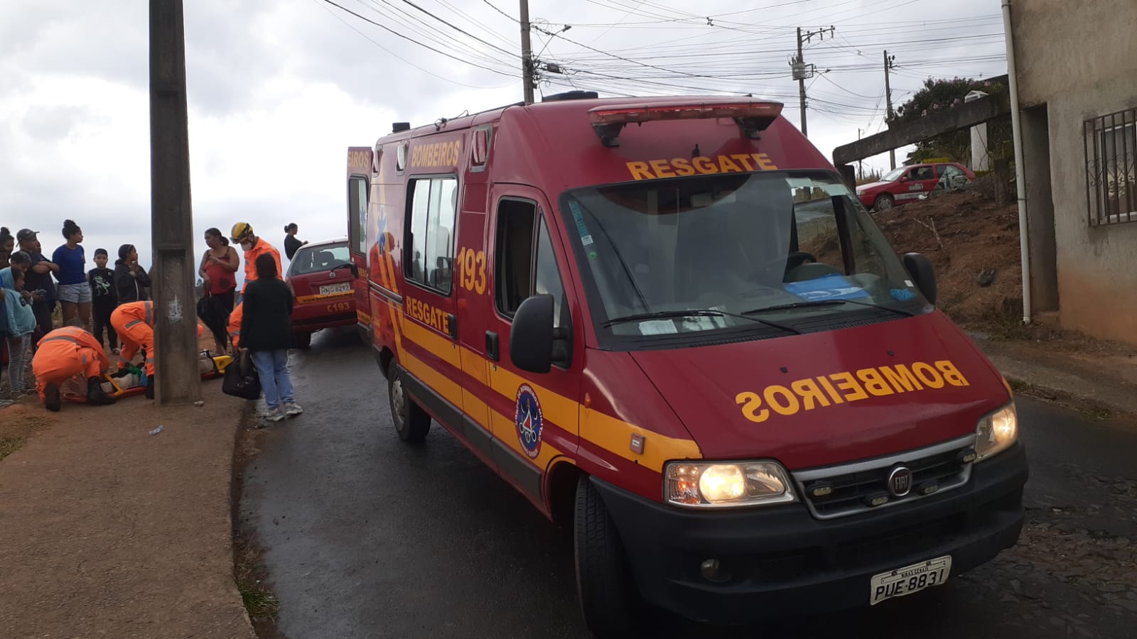 Homem cai de moto e é levado ao hospital com suspeita de fratura