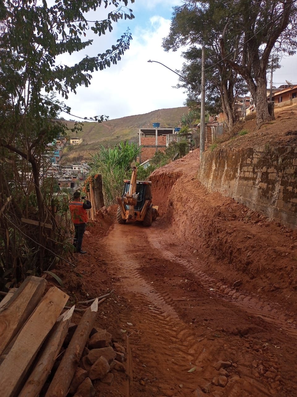 Viçosa: Defesa Civil inicia obras para reestabelecimento do fluxo da Rua Alice Moreira Pinheiro