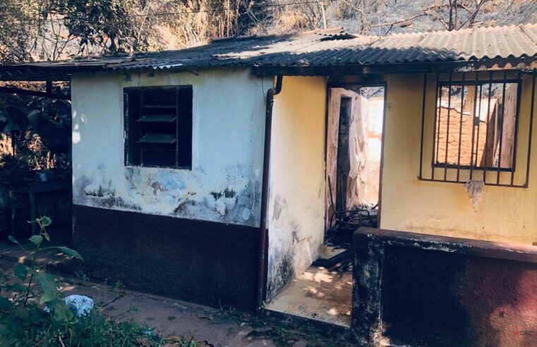 Viçosa: casa pega fogo no bairro Maria Eugênia