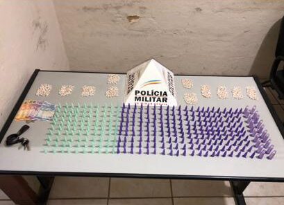 PM de Ervália apreende 321 pinos de cocaína e 560 pedras de crack que saíram de Viçosa