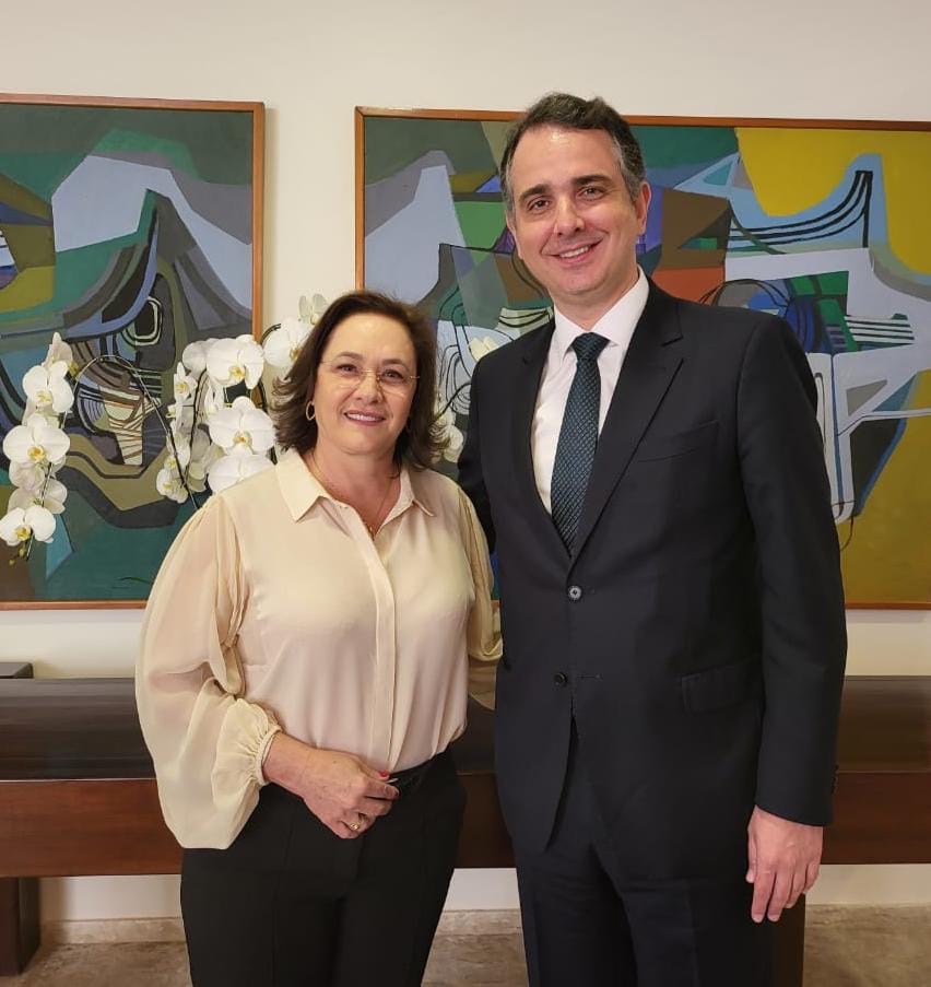 Vereadora vai a Brasília e entrega demandas de Viçosa ao senador Rodrigo Pacheco