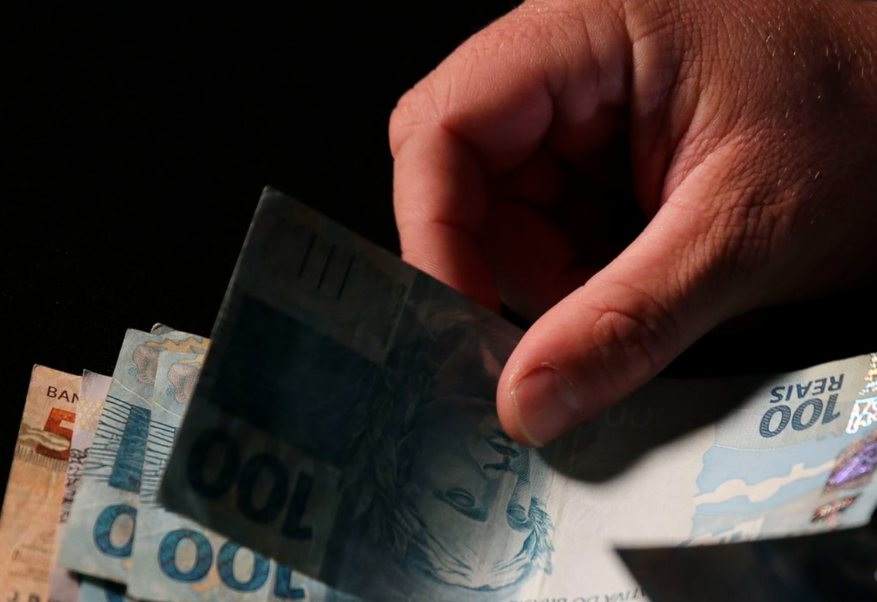 Salário mínimo tem previsão de aumento para R$1.294 em 2023