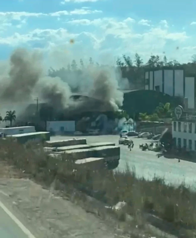 Incêndio atinge empresa de laticínios em Ponte Nova