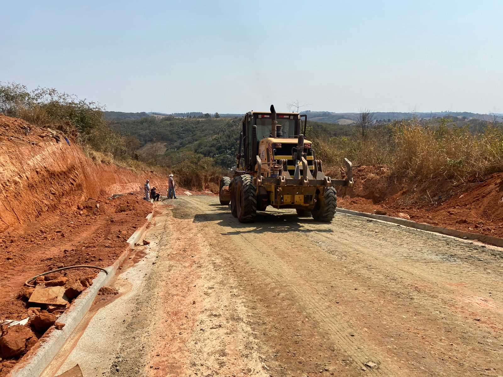 Viçosa: obra de asfaltamento na Rua E, no Vale do Sol, está 50% concluída