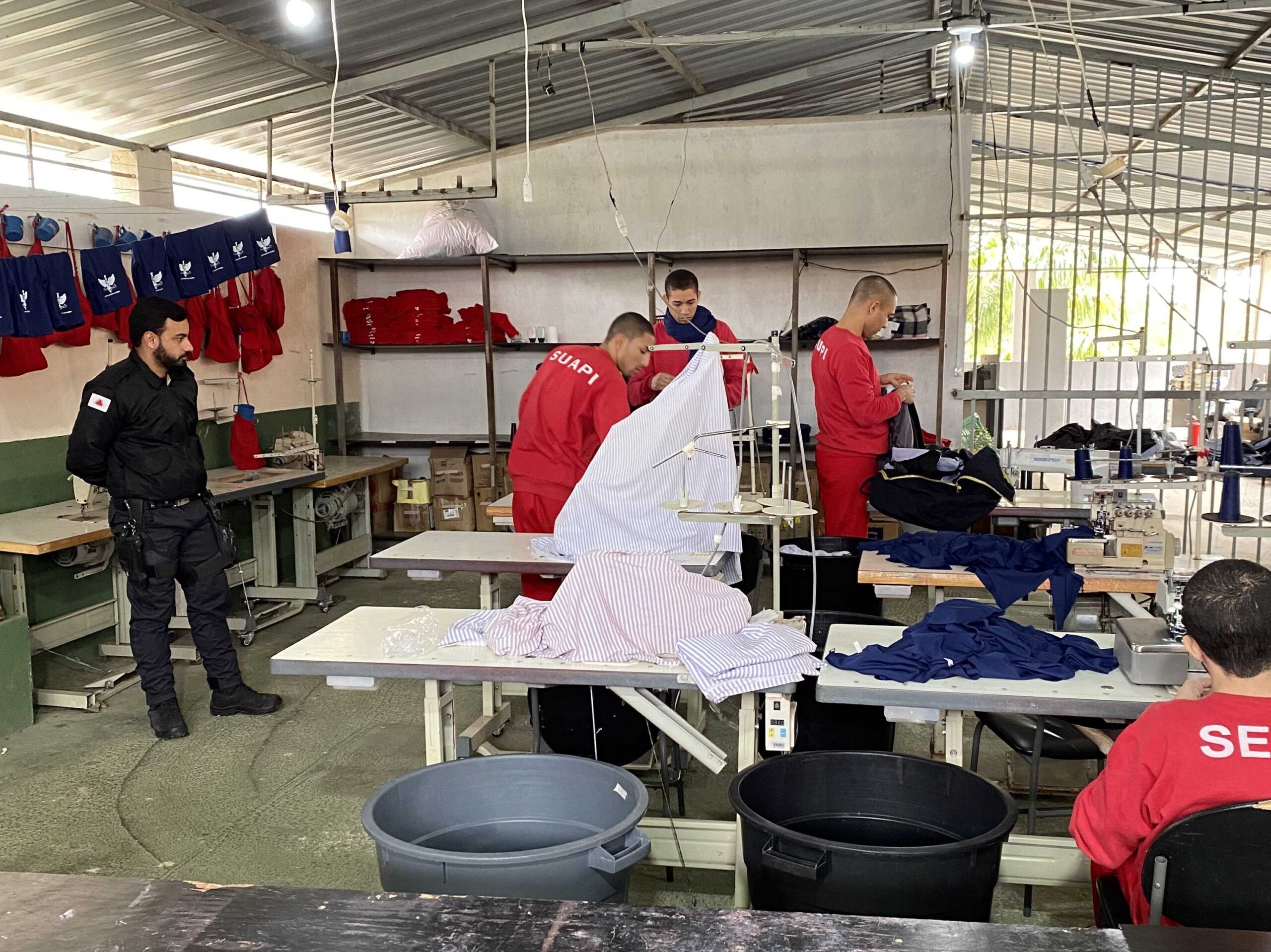 Parceria entre prefeitura e presídio produz uniforme a escolas