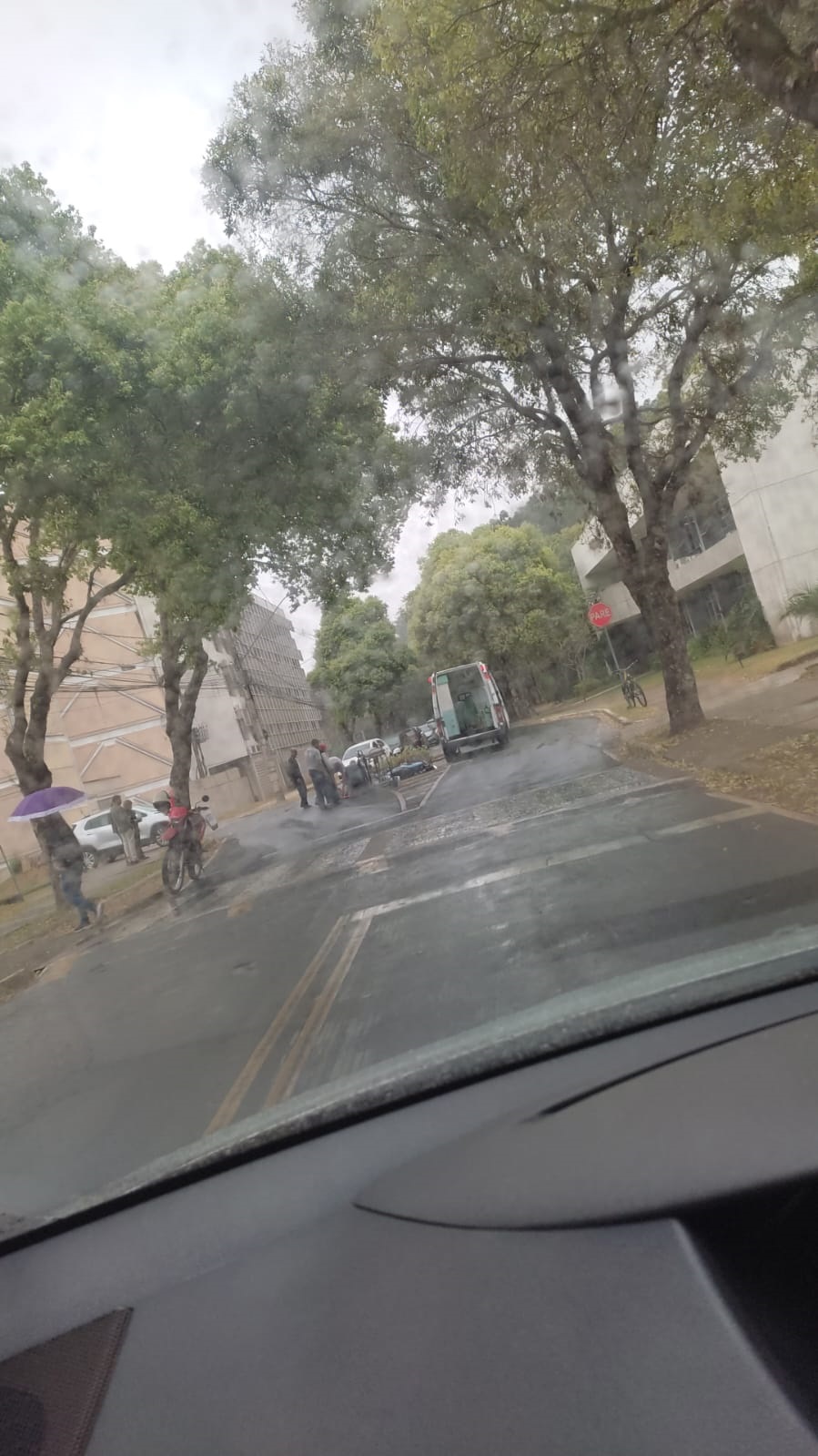 Colisão entre moto e carro no Campus da UFV