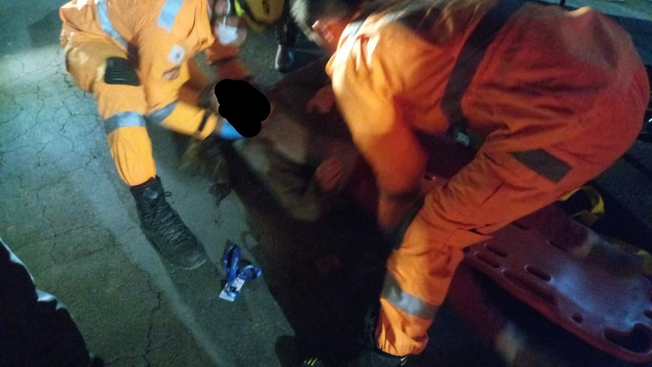 Colisão de moto em carro deixa mulher ferida no Santo Antônio