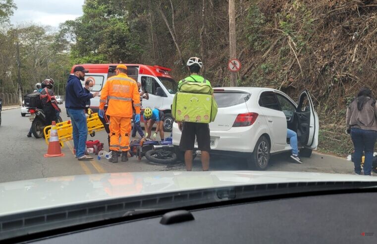 Dois feridos em colisão entre carro e motos na Castello Branco