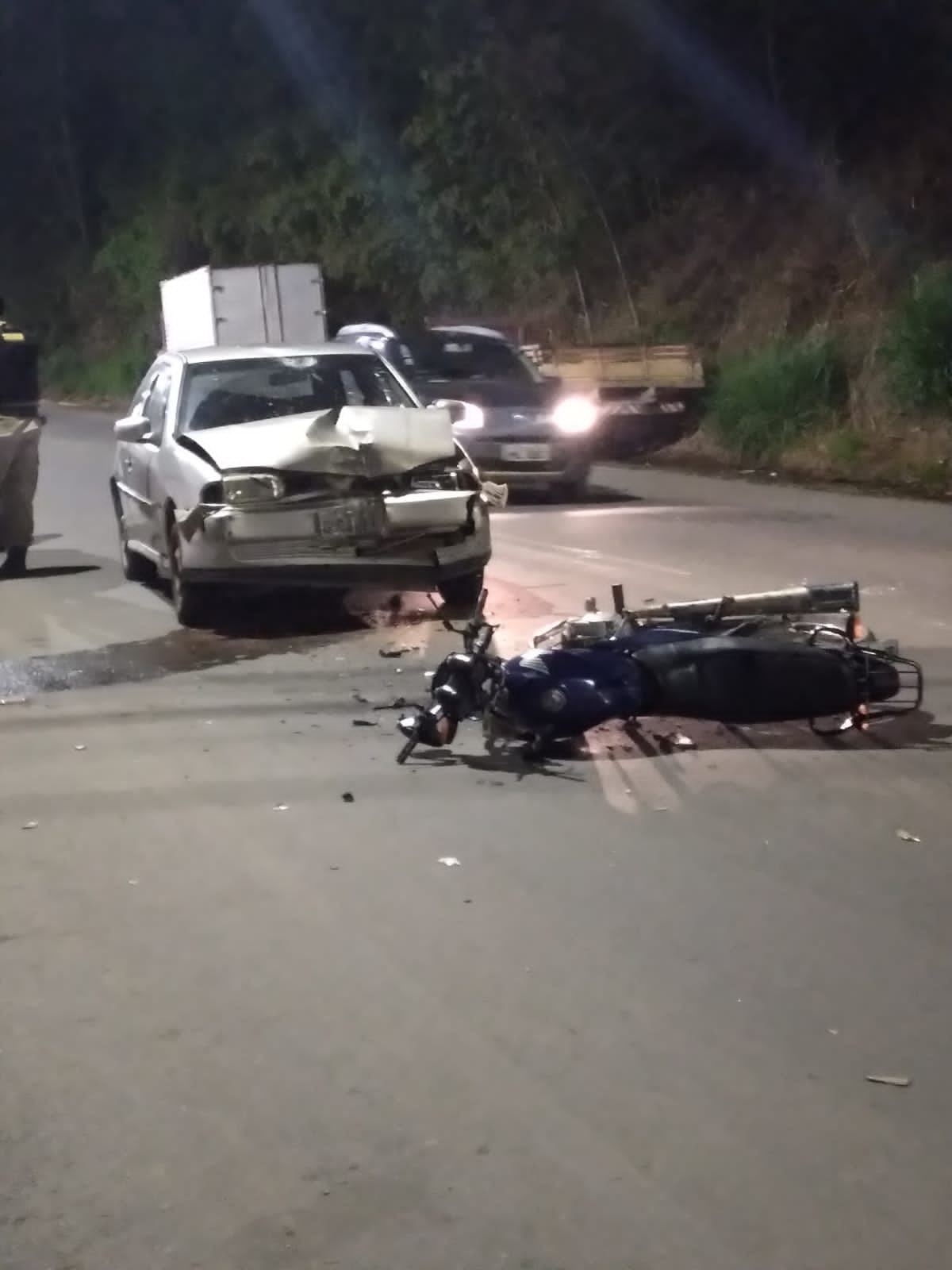 Motociclista de 18 anos fica ferido após colisão frontal no João Braz