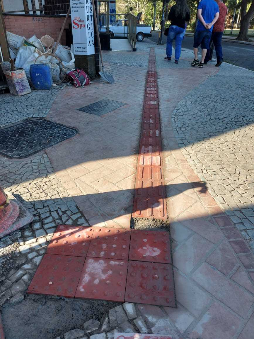 Prefeitura de Viçosa instala pisos podotáteis no centro