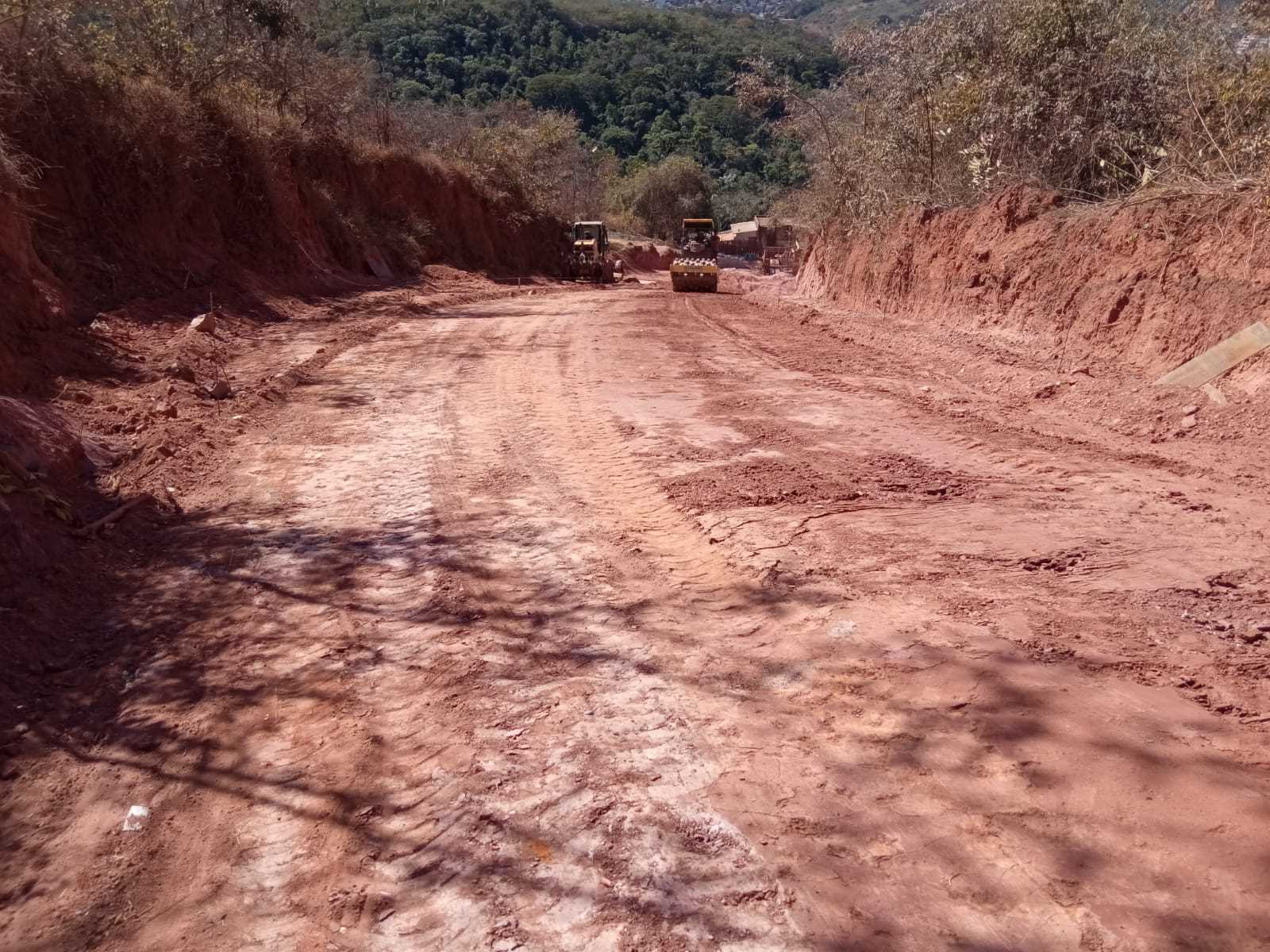 Asfaltamento da Rua E, no Vale do Sol, será entregue ainda este mês