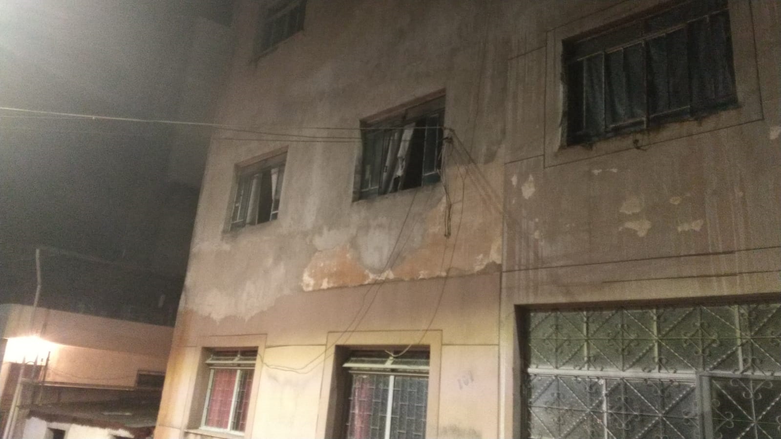 Idosa é encontrada desacordada em apartamento após inalar fumaça